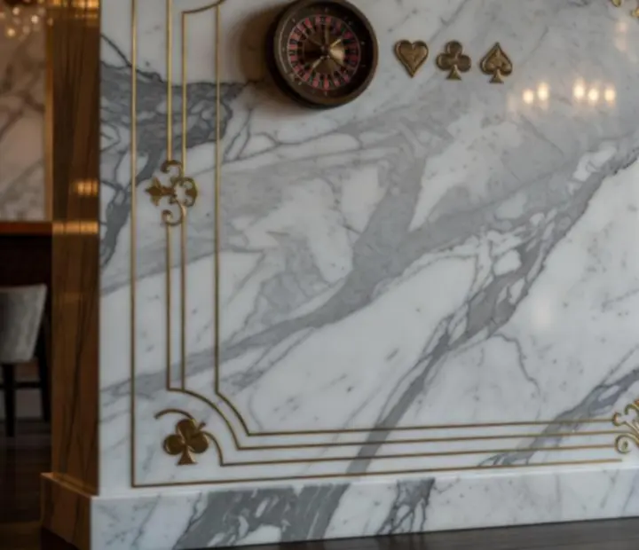Detail luxusní architektury interiéru Boheluxat v tónech slonové kosti a šampaňského zlata